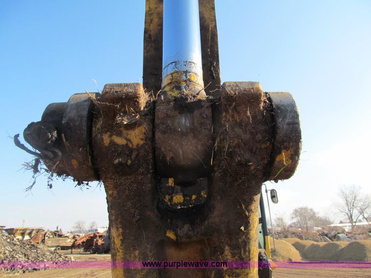 image for item F5628 2005 Komatsu PC400LC-7 excavator