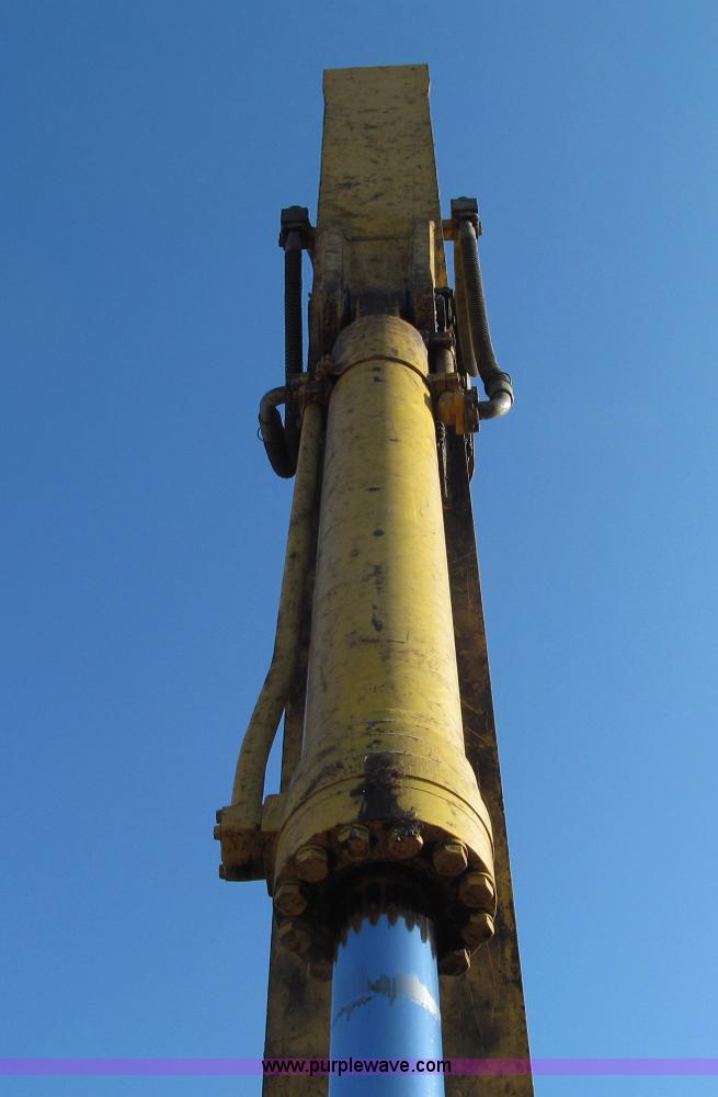 image for item F5628 2005 Komatsu PC400LC-7 excavator