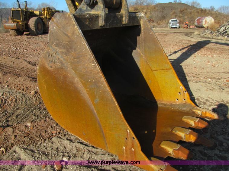 image for item F5628 2005 Komatsu PC400LC-7 excavator