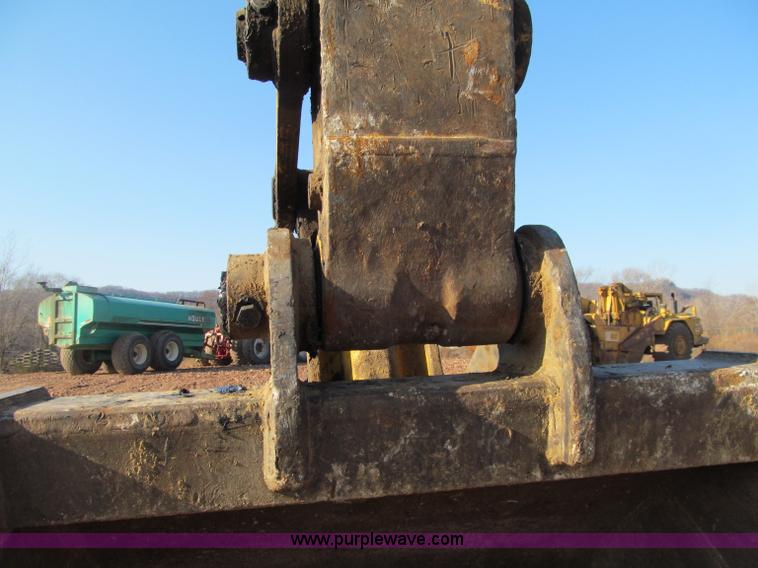 image for item F5628 2005 Komatsu PC400LC-7 excavator