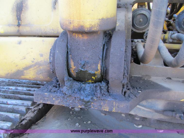 image for item F5628 2005 Komatsu PC400LC-7 excavator