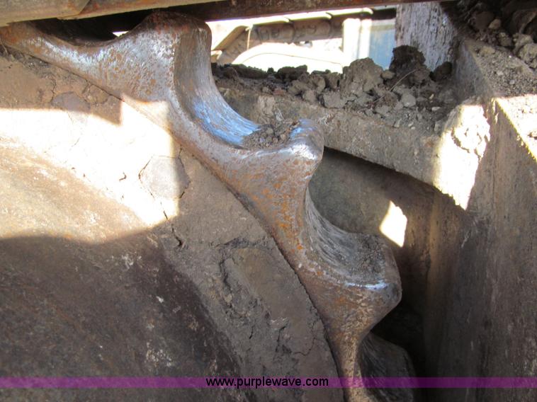 image for item F5628 2005 Komatsu PC400LC-7 excavator