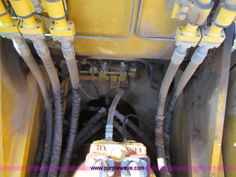 image for item F5628 2005 Komatsu PC400LC-7 excavator