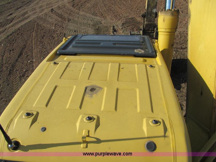 image for item F5628 2005 Komatsu PC400LC-7 excavator