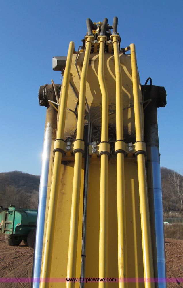 image for item F5628 2005 Komatsu PC400LC-7 excavator