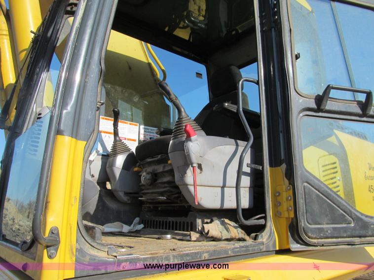 image for item F5628 2005 Komatsu PC400LC-7 excavator