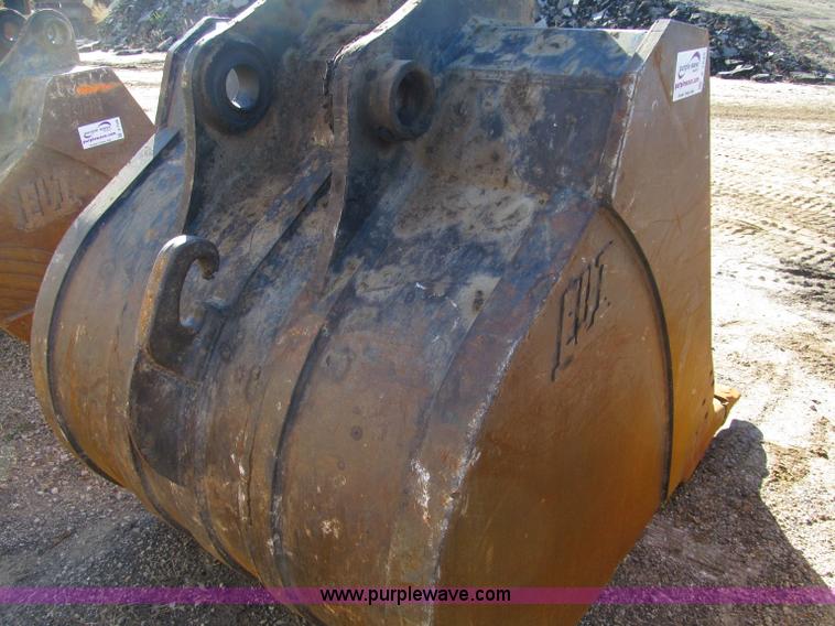 image for item F5628 2005 Komatsu PC400LC-7 excavator