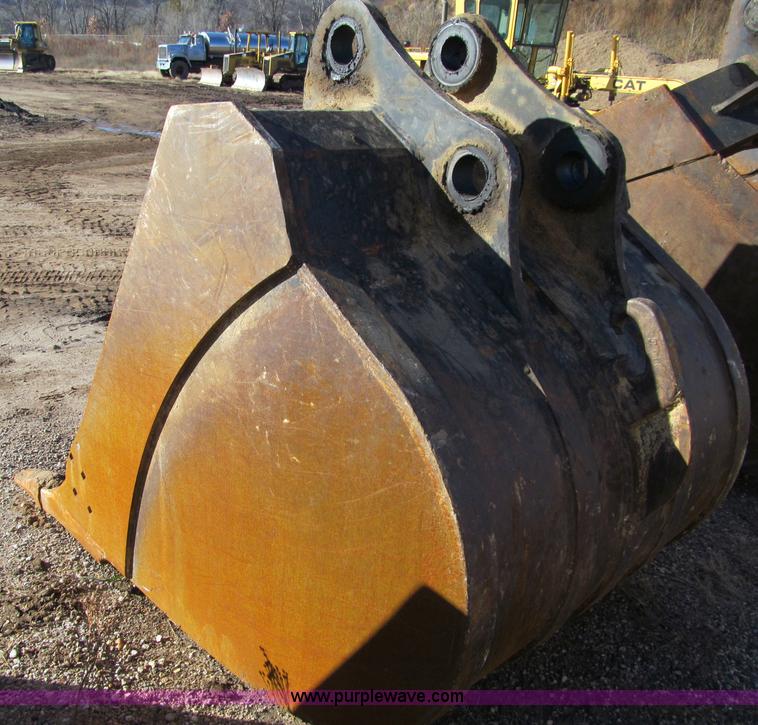 image for item F5628 2005 Komatsu PC400LC-7 excavator