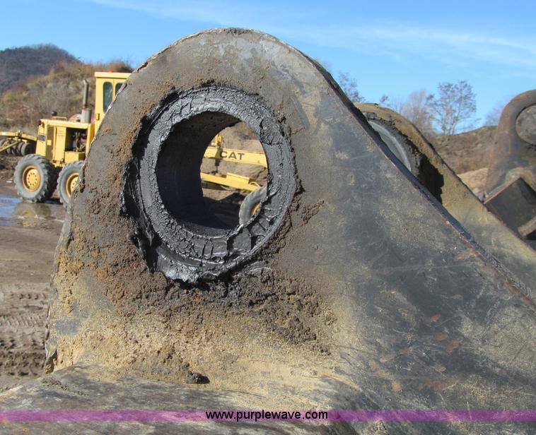 image for item F5628 2005 Komatsu PC400LC-7 excavator