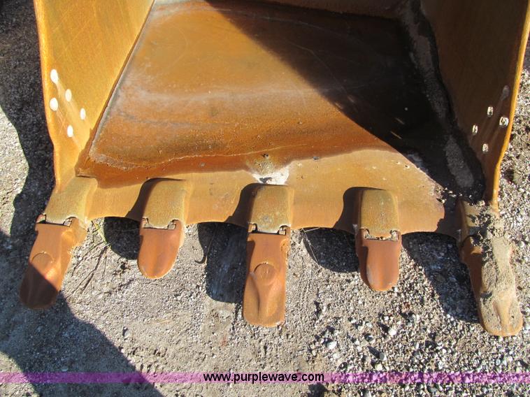 image for item F5628 2005 Komatsu PC400LC-7 excavator
