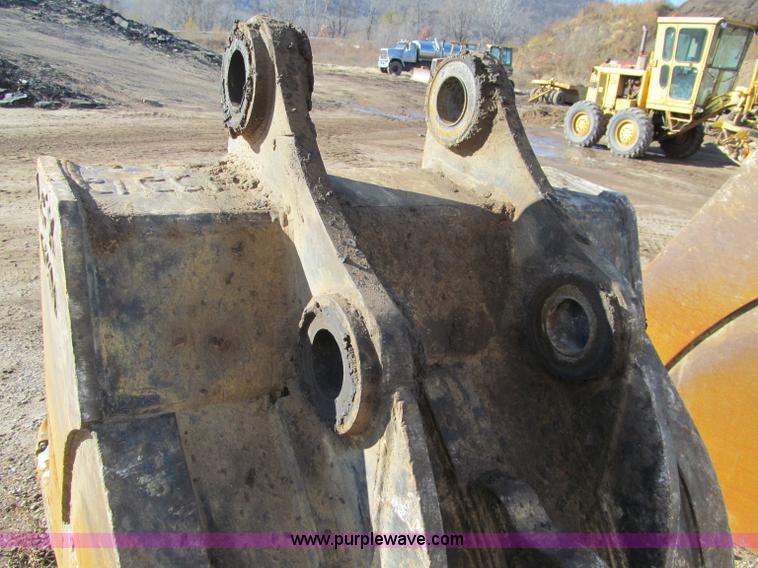 image for item F5628 2005 Komatsu PC400LC-7 excavator