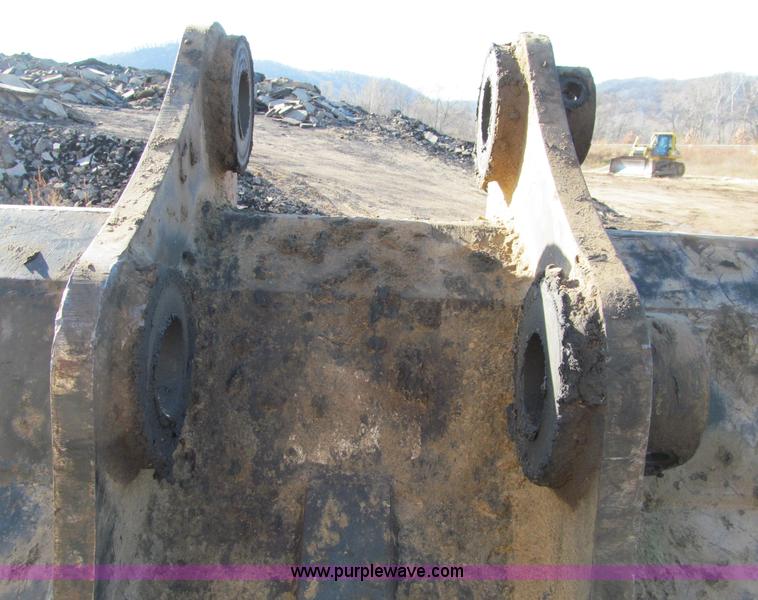 image for item F5628 2005 Komatsu PC400LC-7 excavator