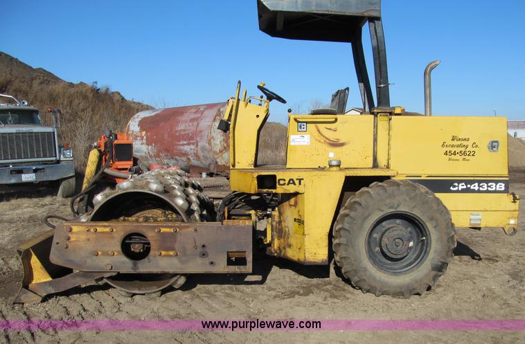 image for item F5635 Caterpillar CP-433B vibratory padfoot compactor