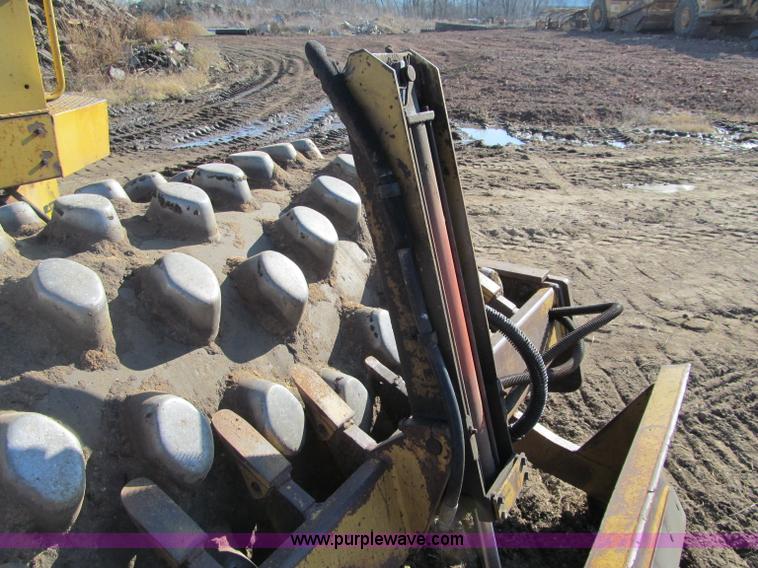 image for item F5635 Caterpillar CP-433B vibratory padfoot compactor