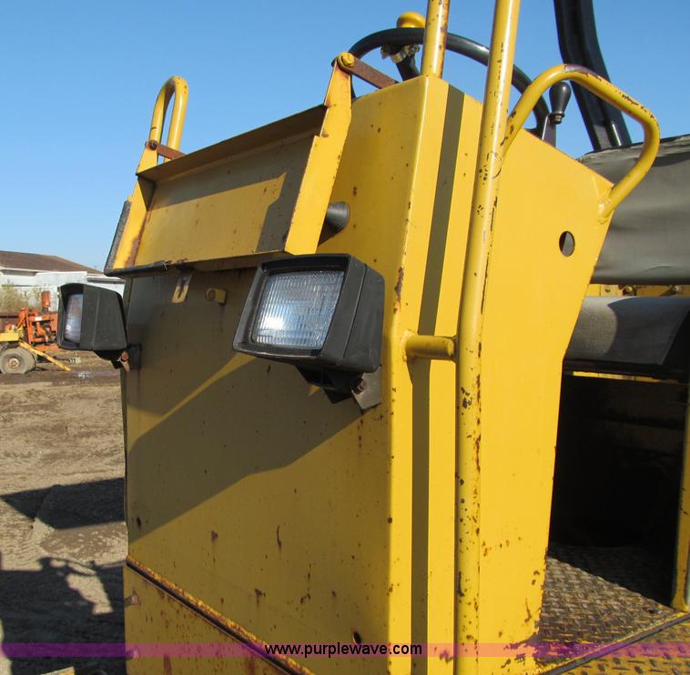 image for item F5635 Caterpillar CP-433B vibratory padfoot compactor