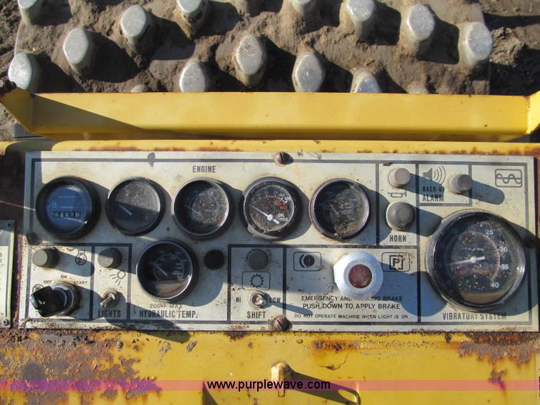 image for item F5635 Caterpillar CP-433B vibratory padfoot compactor