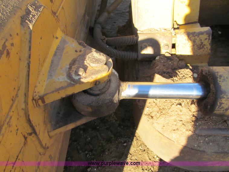 image for item F5641 1997 Caterpillar D3CXL III Hystat dozer