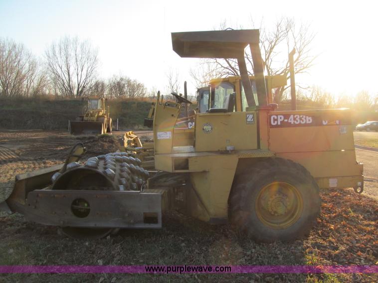 image for item F5643 Caterpillar CP-433B vibratory padfoot compactor