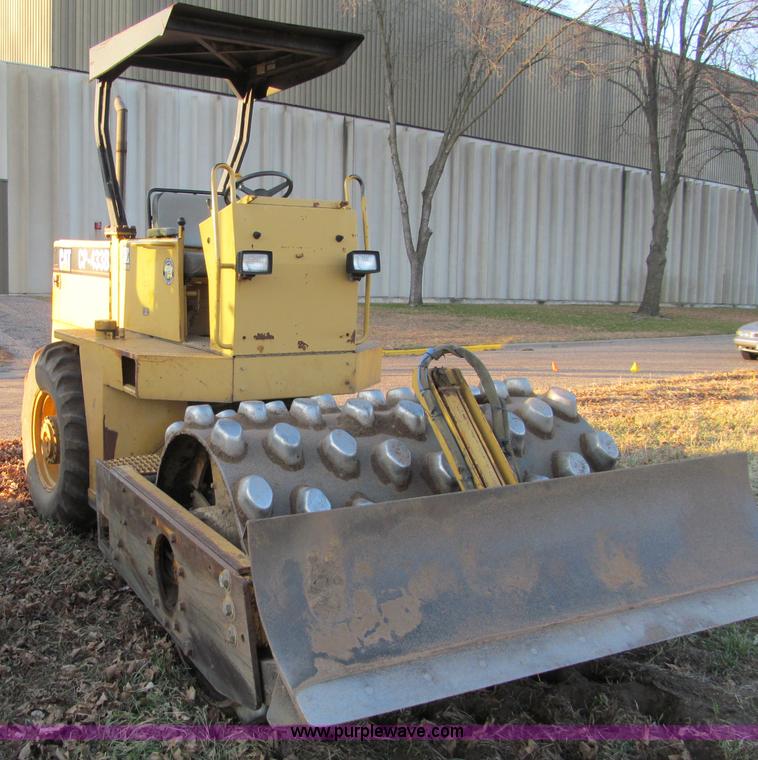 image for item F5643 Caterpillar CP-433B vibratory padfoot compactor