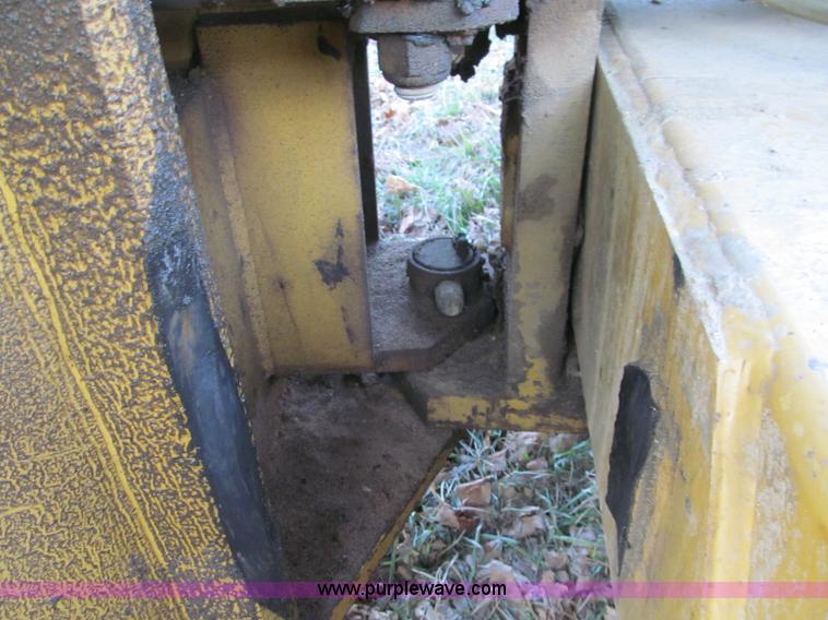 image for item F5643 Caterpillar CP-433B vibratory padfoot compactor