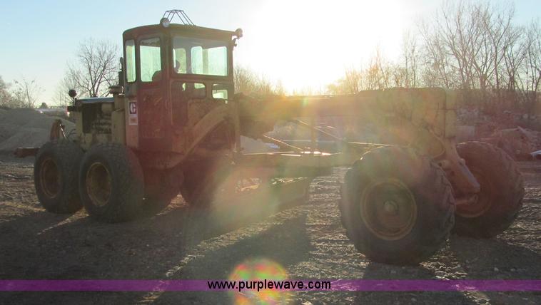 image for item F5681 1970 Caterpillar 12F motor grader