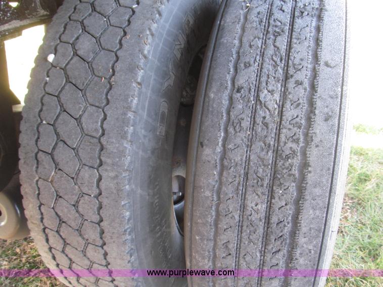 image for item B5287 1998 Nu Van 53102 triple axle semi trailer