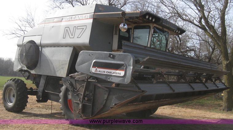 image for item B8363 1979 Gleaner N7 combine with header