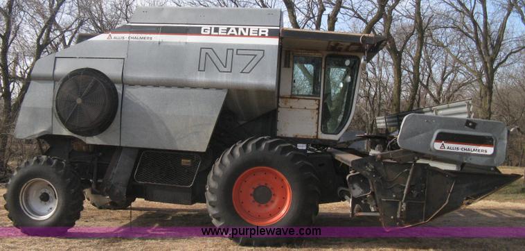 image for item B8363 1979 Gleaner N7 combine with header