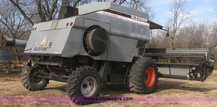 image for item B8363 1979 Gleaner N7 combine with header
