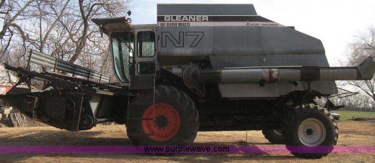 image for item B8363 1979 Gleaner N7 combine with header