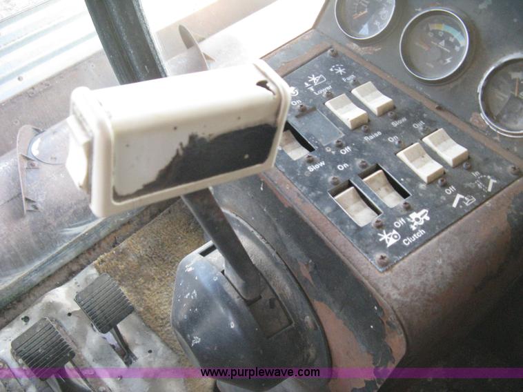 image for item B8363 1979 Gleaner N7 combine with header