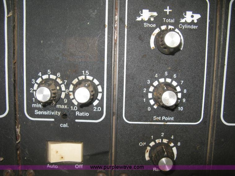 image for item B8363 1979 Gleaner N7 combine with header