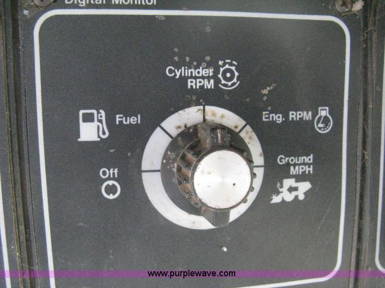 image for item B8363 1979 Gleaner N7 combine with header