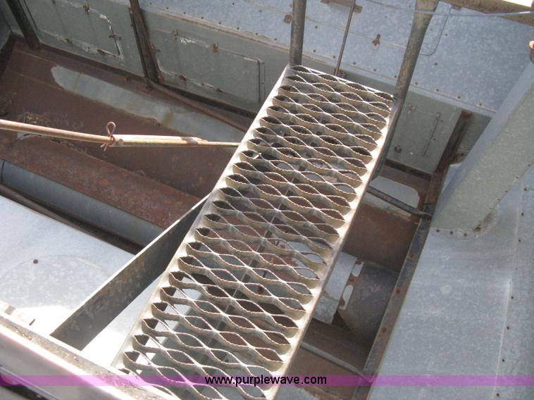 image for item B8363 1979 Gleaner N7 combine with header