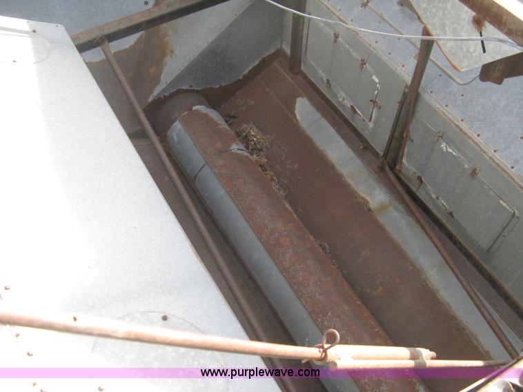 image for item B8363 1979 Gleaner N7 combine with header