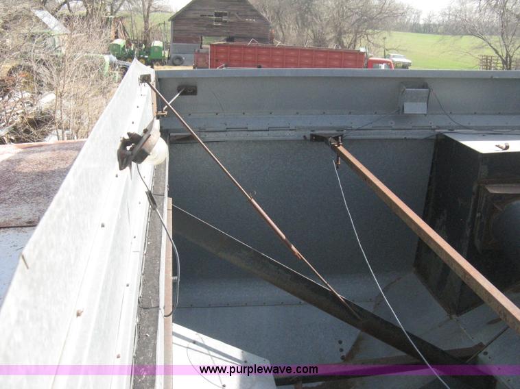 image for item B8363 1979 Gleaner N7 combine with header