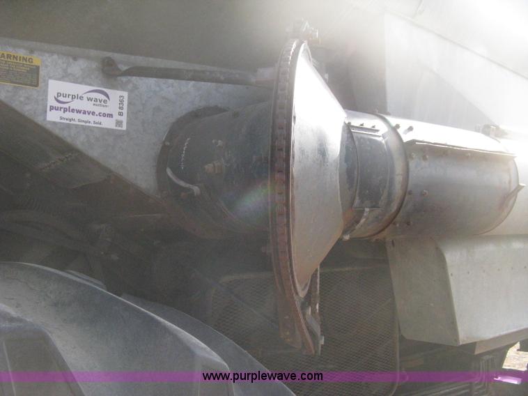 image for item B8363 1979 Gleaner N7 combine with header