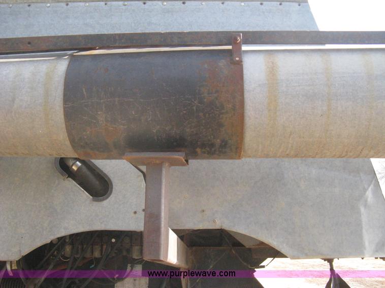 image for item B8363 1979 Gleaner N7 combine with header