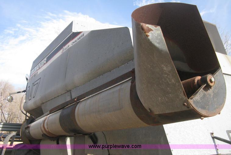 image for item B8363 1979 Gleaner N7 combine with header