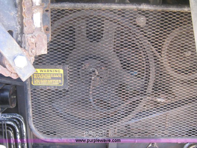 image for item B8363 1979 Gleaner N7 combine with header