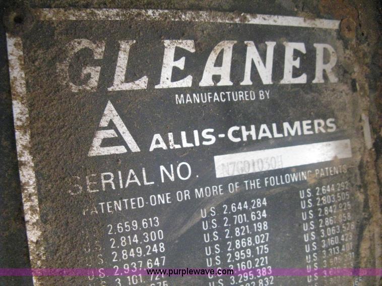 image for item B8363 1979 Gleaner N7 combine with header