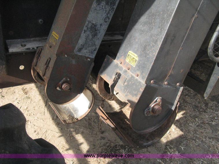 image for item B8363 1979 Gleaner N7 combine with header