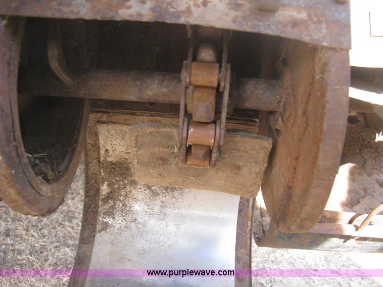 image for item B8363 1979 Gleaner N7 combine with header