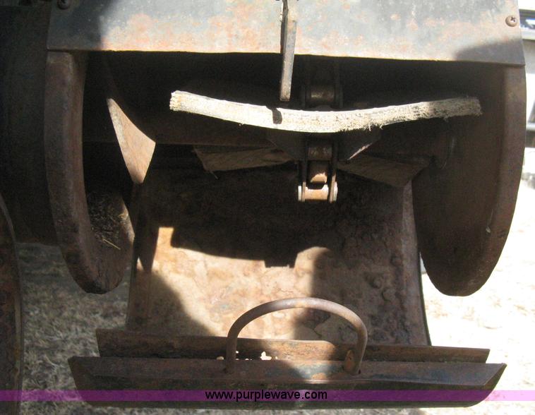 image for item B8363 1979 Gleaner N7 combine with header