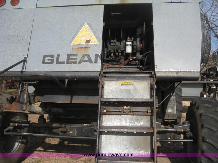 image for item B8363 1979 Gleaner N7 combine with header