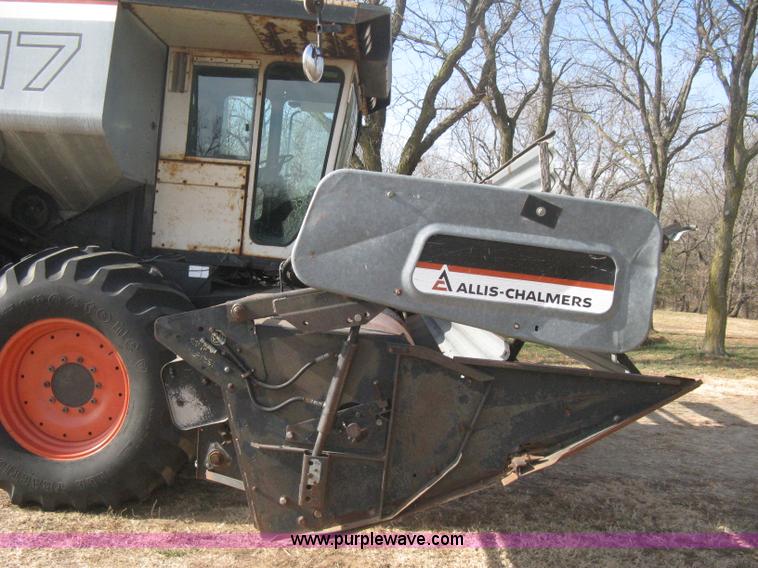 image for item B8363 1979 Gleaner N7 combine with header