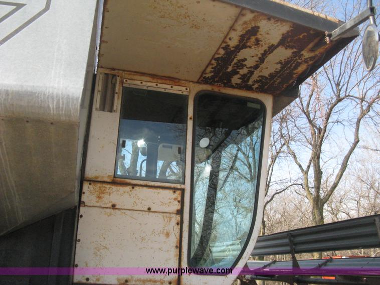 image for item B8363 1979 Gleaner N7 combine with header