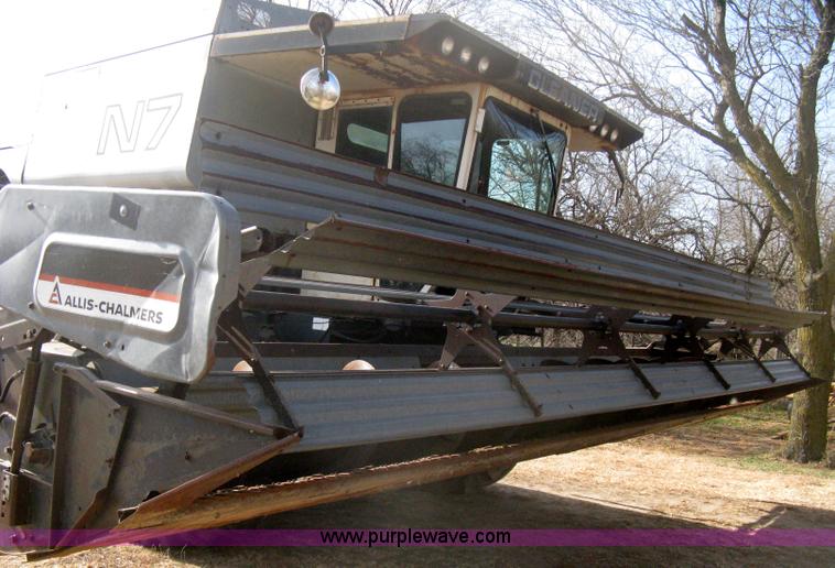image for item B8363 1979 Gleaner N7 combine with header