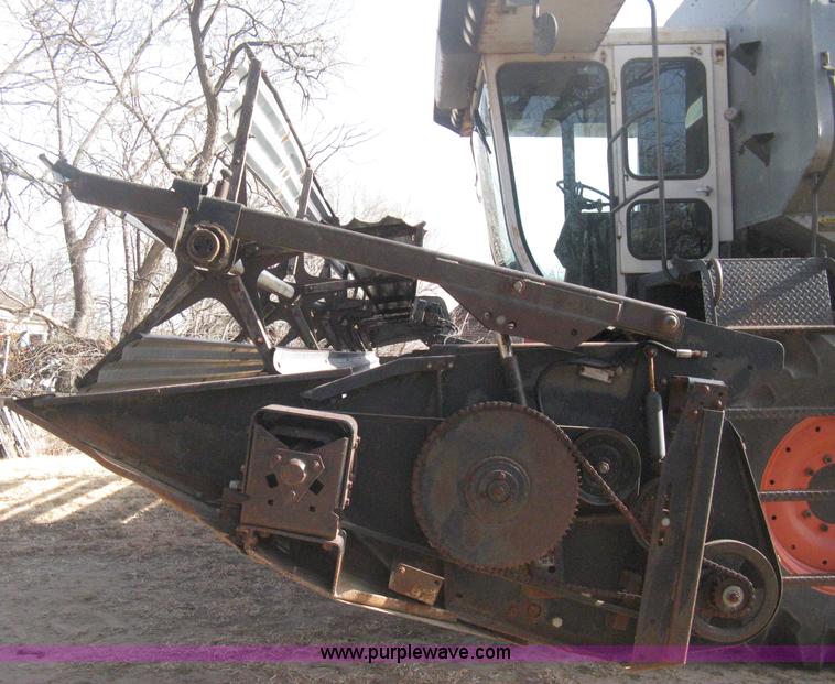 image for item B8363 1979 Gleaner N7 combine with header