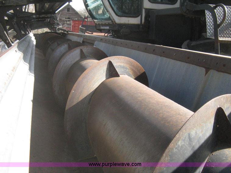 image for item B8363 1979 Gleaner N7 combine with header